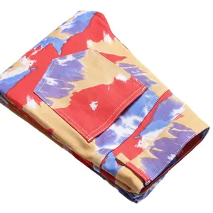 Schmal geschnittene Streetstyle-Jeans für Herren mit buntem Camouflage-Farbdruckmuster