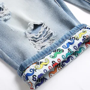 Short en jean bleu clair pour homme avec déchirures stylées et doublure à motifs