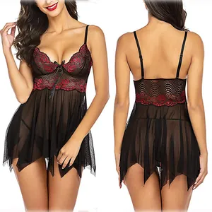 Sexy schwarzes Babydoll aus Netzstoff mit roter Rosenspitze und Trägern, Vorder- und Rückseite