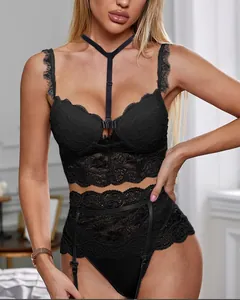 Détails d'un ensemble de lingerie en dentelle noire avec tour de cou et motifs floraux