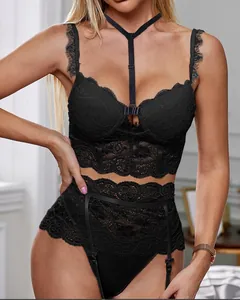 Détail d'un ensemble de lingerie en dentelle noire avec bretelles réglables et jarretelles