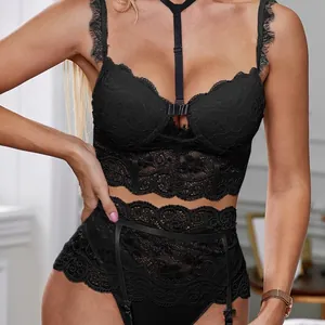 Ensemble de lingerie sexy en dentelle noire avec soutien-gorge licou et porte-jarretelles