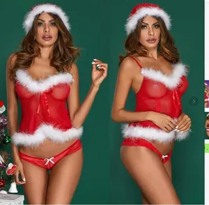Detail eines roten Weihnachts-Dessous-Sets aus Mesh mit Kunstpelz und Nikolausmütze