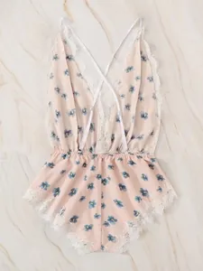 Dettaglio di pagliaccetto a fiori con pizzo a ciglia bianco e spalline incrociate sul retro