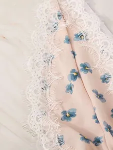 Body in pizzo floreale rosa chiaro con raffinato bordo in pizzo e stampa delicata