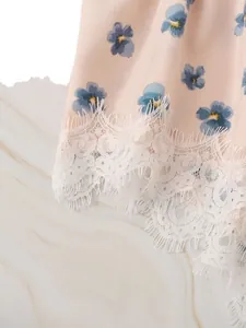 Body floreale rosa con stampe di fiori blu e finiture in pizzo a ciglia bianche elegante