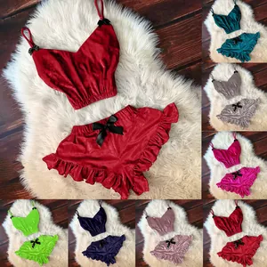 Dettaglio del set di lingerie in due pezzi di velluto con pizzo e fiocco in vari colori vivaci