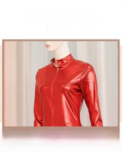 Vue détaillée d'un body en similicuir rouge brillant avec col montant et zip frontal
