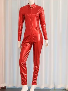 Vue avant d'une combinaison en simili cuir rouge brillant avec fermeture éclair intégrale