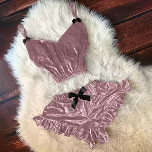 Completo intimo in velluto rosa con fiocchi neri e pantaloncini con volant su pelliccia
