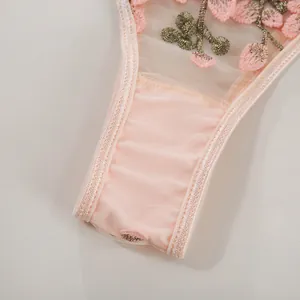 Makroaufnahme von hellrosa transparentem Mesh und Satin-Lingerie mit Blumenstickerei