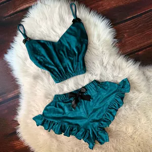 Set pigiama in velluto verde petrolio con canotta scollo a V, shorts a balze e fiocchi neri
