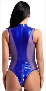Vue arrière du body en similicuir bleu brillant avec empiècements en résille violette