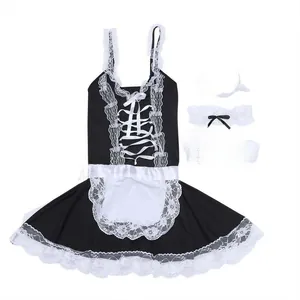 Vue à plat du costume de servante noir et blanc avec robe en dentelle et accessoires