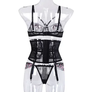 Broderie détaillée sur ensemble de lingerie en dentelle noire aux motifs floraux roses