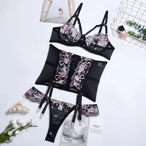 Ensemble de lingerie en dentelle noire avec broderie florale et bretelles réglables