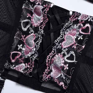 Détails de lingerie en résille noire avec broderie cœur rose et laçage en ruban