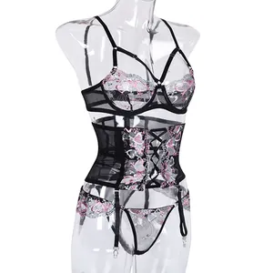 Vue détaillée de la dentelle noire et des broderies florales en cœur sur la lingerie