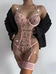 Détails de broderie florale sur body en dentelle rose avec chaînes et jarretelles réglables