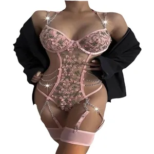 Lingerie body en dentelle rose avec broderie florale, chaînes et porte-jarretelles