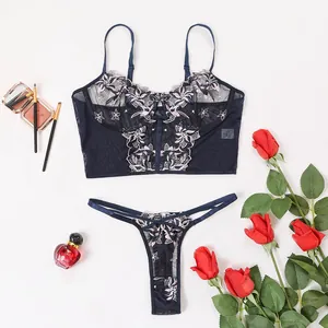 Ensemble de lingerie bleu marine avec broderie florale sur bralette et string