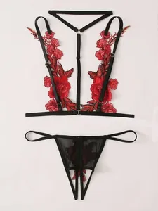 Ensemble de lingerie sexy brodé de fleurs rouges avec lanières noires et mesh