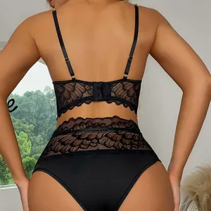 Détails de l'attache dorsale et des bretelles réglables de cet ensemble en dentelle noire