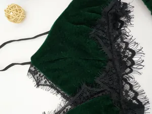 Eleganter dunkelgrüner Samt-Camisole mit schwarzen Wimpernspitzen-Borten und schmalen Trägern