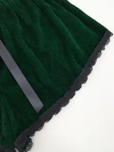 Dunkelgrünes Samt-Dessous-Set mit zarter schwarzer Spitze und Satinband-Details