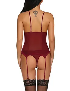 Détail macro d'un body en dentelle rouge vin avec porte-jarretelles réglables vue de dos