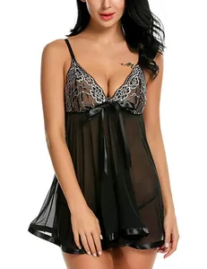Détail de l'ourlet en maille noire et du corsage en dentelle florale de la nuisette sexy
