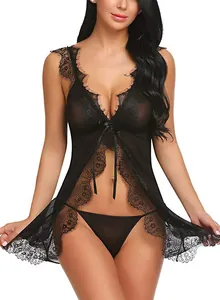 Dettaglio della camicia da notte in pizzo nero velato con scollo a V e pizzo ciglia