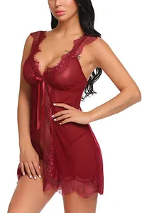 Dettaglio del pizzo rosso vino e della maglia trasparente su questa camicia da notte