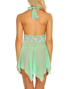 Détail du dos d'une nuisette dos nu en dentelle et tulle de couleur vert menthe