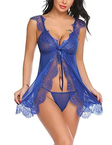 Dettaglio della camicia da notte blu reale in mesh trasparente con pizzo e fiocco di raso