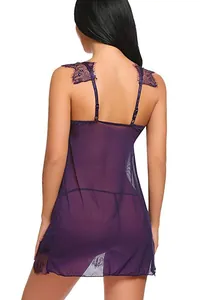 Dettaglio della rete viola trasparente e pizzo floreale sul retro della camicia da notte