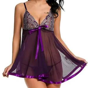 Nuisette violette en maille avec dentelle florale blanche et nœud en satin doux