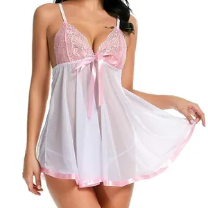 Nuisette en dentelle et résille rose et blanche avec broderie florale et col en V
