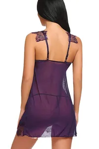 Vista posteriore sottoveste sexy in pizzo viola scuro con mesh trasparente e spalline