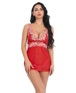 Détail de la nuisette en résille rouge avec broderie de dentelle florale blanche