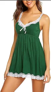 Detail van donkergroene babydoll lingerie met witte kantafwerking en een strikje