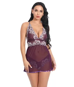 Détail d'une nuisette violette en résille avec dentelle florale et décolleté en V