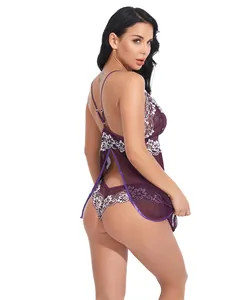 Détail d'une chemise en résille violette avec dentelle florale blanche et dos nu