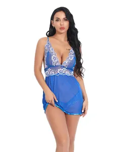 Détail du décolleté en dentelle bleue et du tissu en maille transparente de cette nuisette