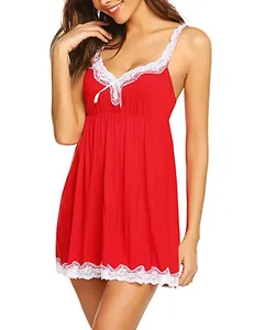 Gedetailleerde close-up van rode lingerie met witte kantafwerking en een kleine strik