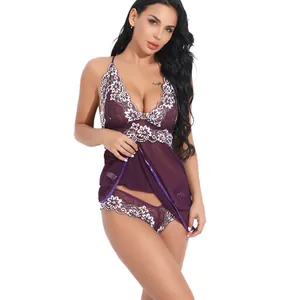 Ensemble lingerie dentelle violette avec nuisette transparente et broderies blanches