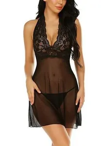 Detail von schwarzem Spitzen-Patchwork und transparentem Mesh-Babydoll-Set vor weißem Hintergrund
