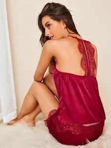 Dettaglio in pizzo sulla schiena del completo da notte in raso bordeaux e pizzo
