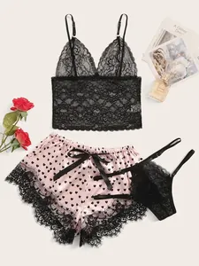 Detailansicht der rosa Satin-Shorts mit Herzprint und schwarzem Wimpernspitzen-Saum