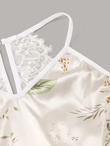 Dettaglio del set di lingerie in raso di seta con stampa floreale e pizzo fine